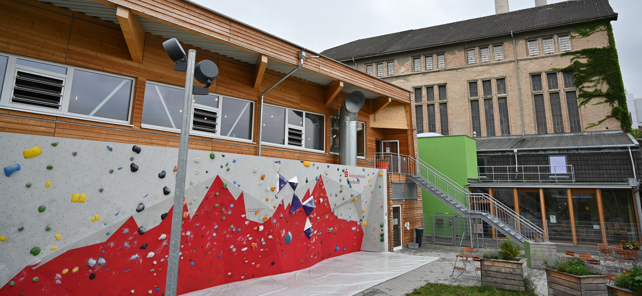 Boulderhalle mit Außenbereich und ENBW | © diekletterarena