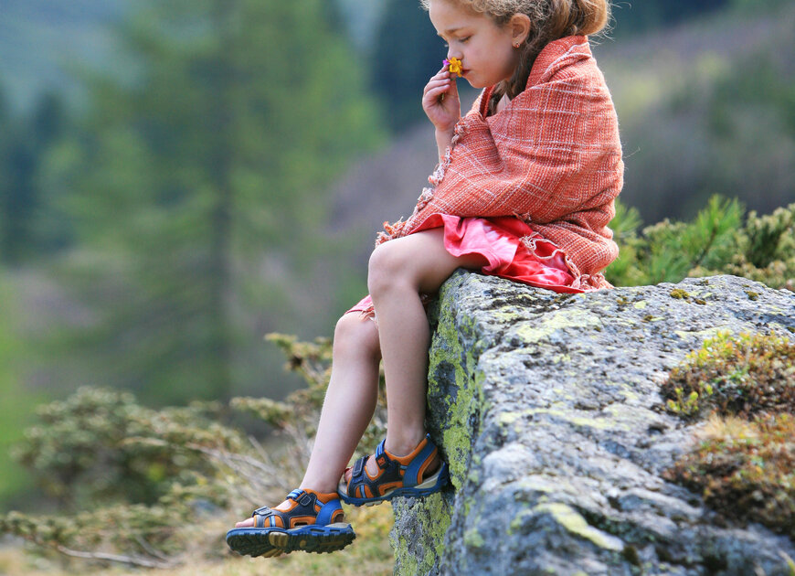 Ein Kind sitzt auf einem Felsen und wartet | © PantherMedia / Herby Meseritsch